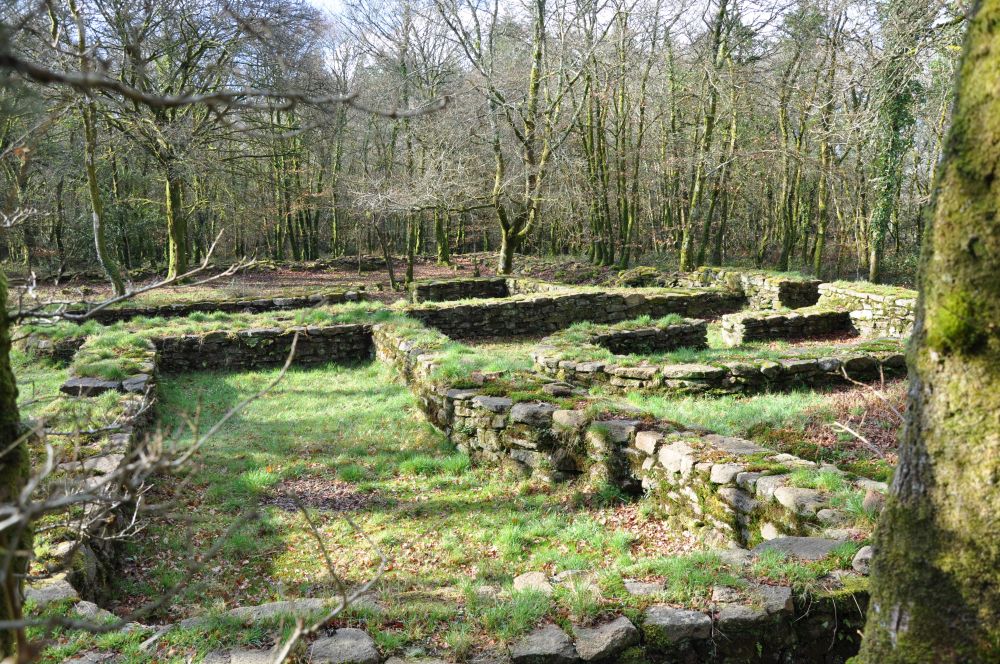 Hameau médiéval de la forêt de Pont Kallek à Berné