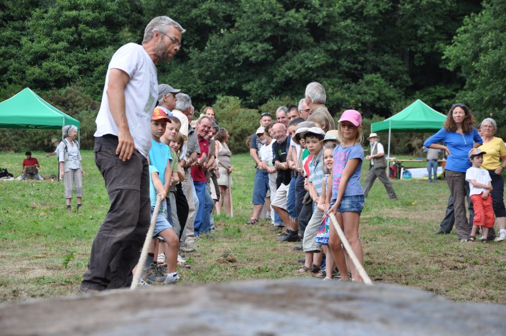 levage de menhir au musée de l'archéologie à Plussulien