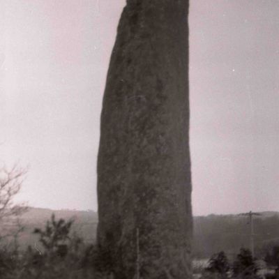 Glomel, Menhir du Bourg