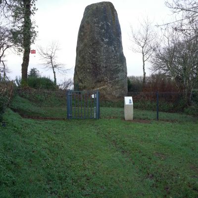 Glomel, Menhir du Bourg. Cliché J.-Y. Tinevez