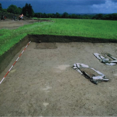 Kergroas, Les sépultures dans le tertre, Villard-Le Tiec