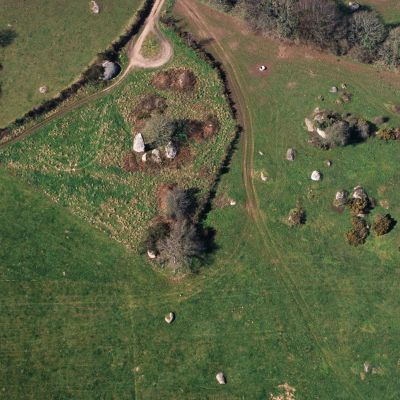 Saint-Gilles-Pligeaux (22). Menhir de Kergornnec, vue du ciel. Cliché M. Gautier