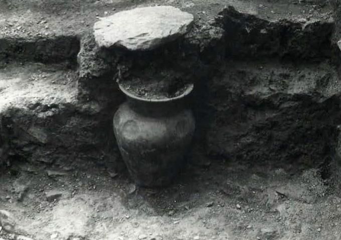 Penfoul, Urne funéraire à cupules, J. Briard Penfoul