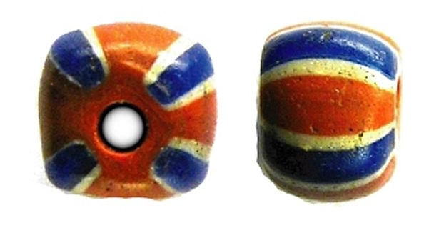 Ploerdut, Enceinte de Kergoac'h-Vilérit. Perle en verte découverte en sondage. Cliché B. Leroy Ploerdut, Enceinte de Kergoac'h-Vilérit. Perle en verre découverte en sondage. Cliché B. Leroy