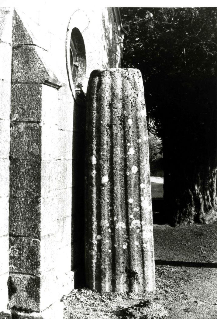 Stèle funéraire du Bourg. Cliché DRAC SRA Stèle funéraire du Bourg. Cliché DRAC SRA