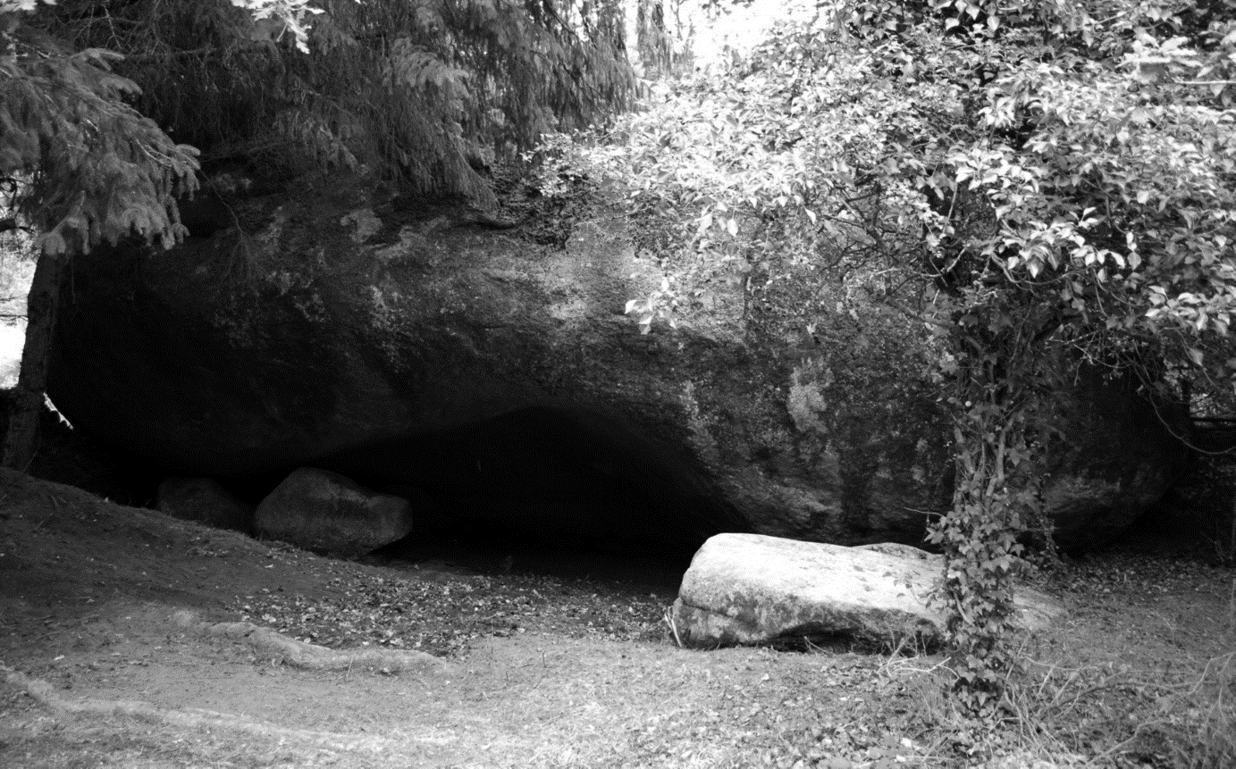 Vue sud-ouest de l'abri-sous-roche après rebouchage 2011 (photo : © Gregor Marchand, 2011)